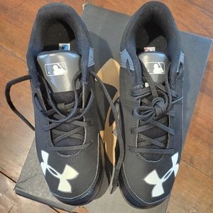 Under Armour Softball / baseball cleats Black and White size 3.5 youth